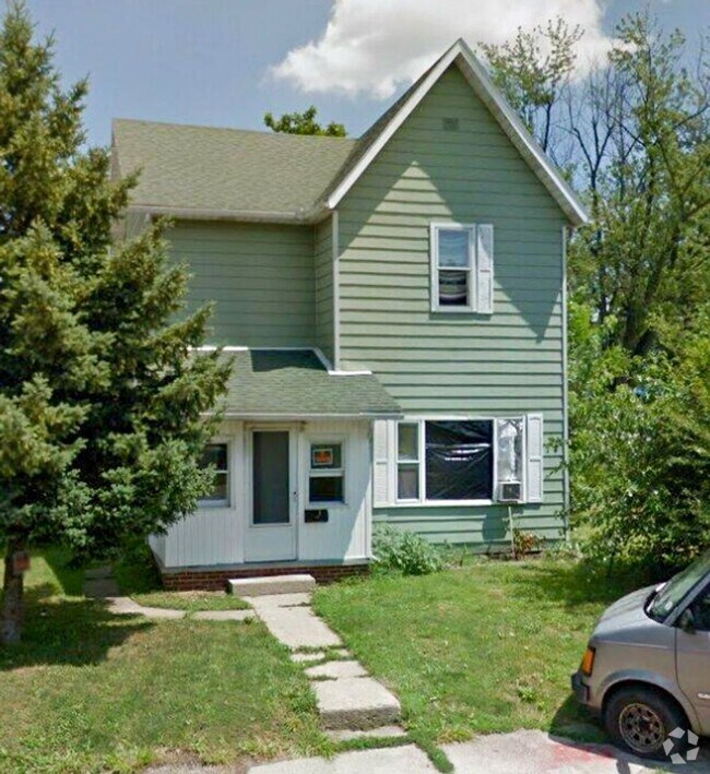 Building Photo - Fully Renovated Spacious 3 Bedroom 1.5 Bat...