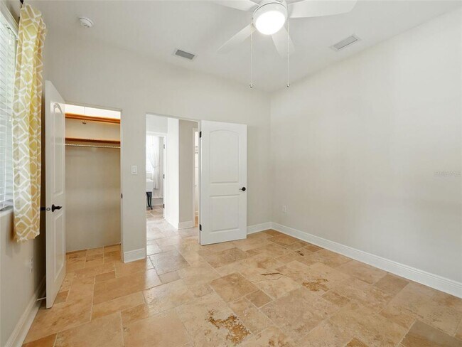 Building Photo - 1426 Crestview Dr