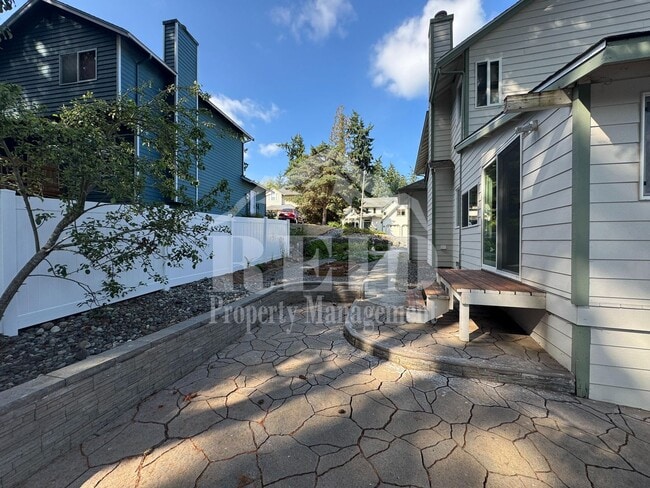Building Photo - 979 NW Calypso Cir