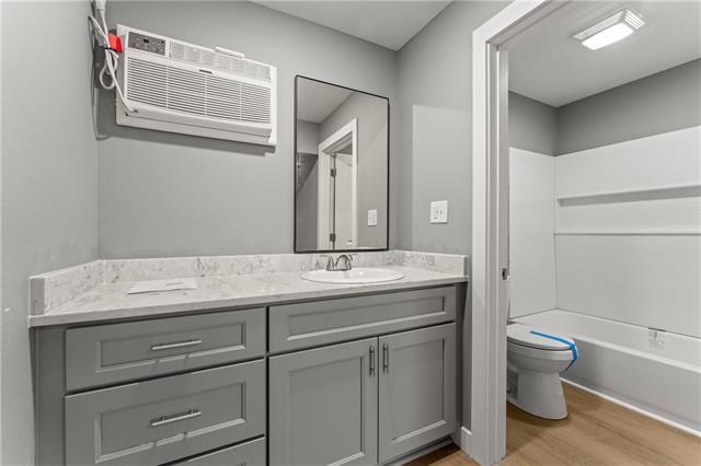 Building Photo - 103 N Scanlan St