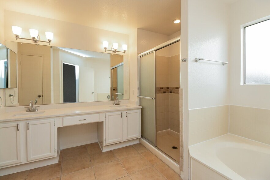 Building Photo - 7848 W Fleetwood Ln