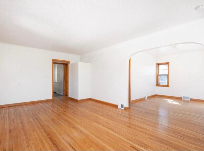 Building Photo - 884 Hyacinth Ave E