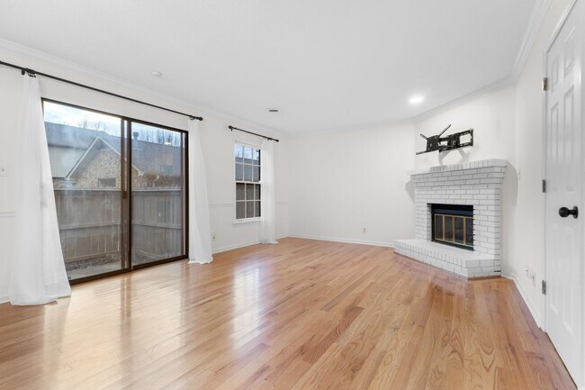 Building Photo - Beautiful Condo in Sango