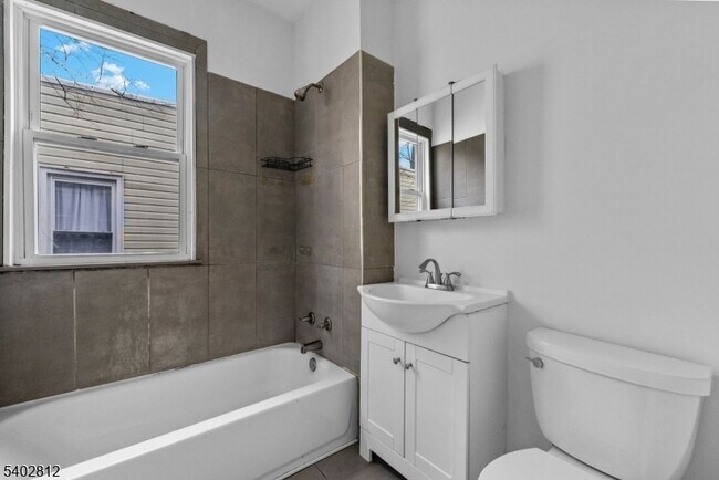 Building Photo - 268 Leslie St