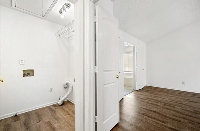 Building Photo - 10895 Glenbarr Dr