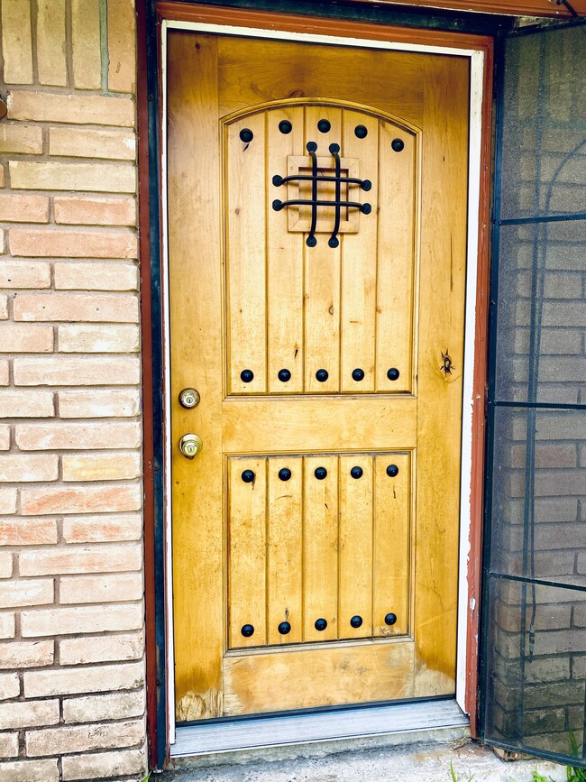 Front Door & Screen - 4010 Heatherbrook Dr