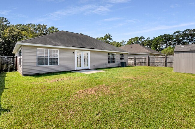 Building Photo - 3 Bedroom 2 Bathroom Home in Hampton Place...