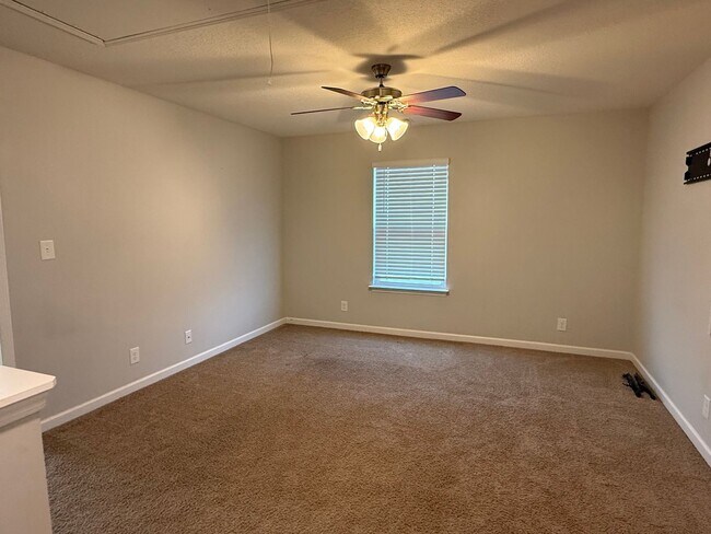 Building Photo - Beautiful 4 bedroom 2.5 bath home located in the Cliffs subdivision!