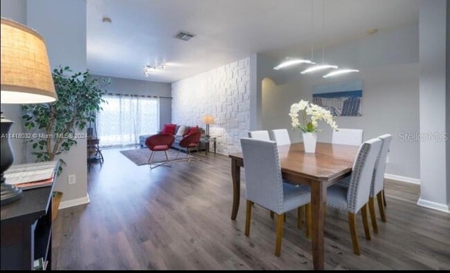 Building Photo - 8121 Fan Palm Way
