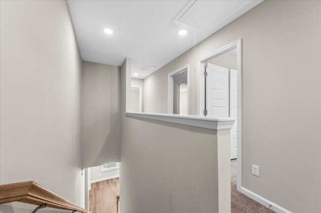 Building Photo - 1071 Linsmore Ave