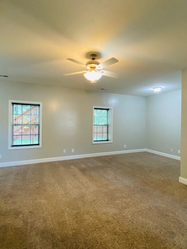 Building Photo - Luxury Home