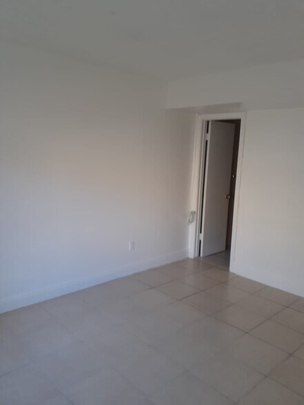 Building Photo - 2735 W 66th St