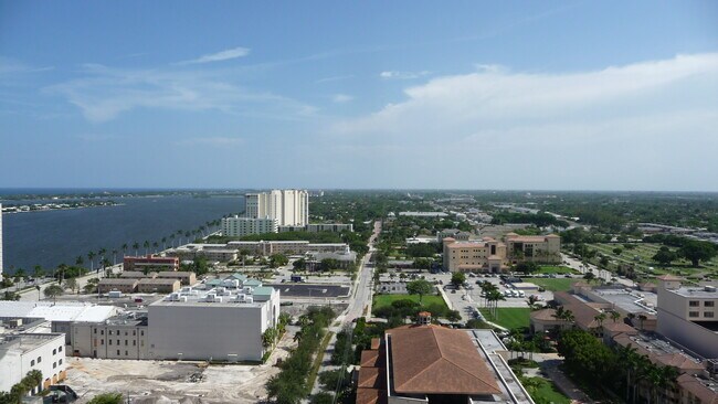 Building Photo - 801 S Olive Ave