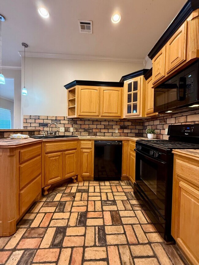 Building Photo - Beautiful Home in Moore - 3 Bed, 2 Bath, P...