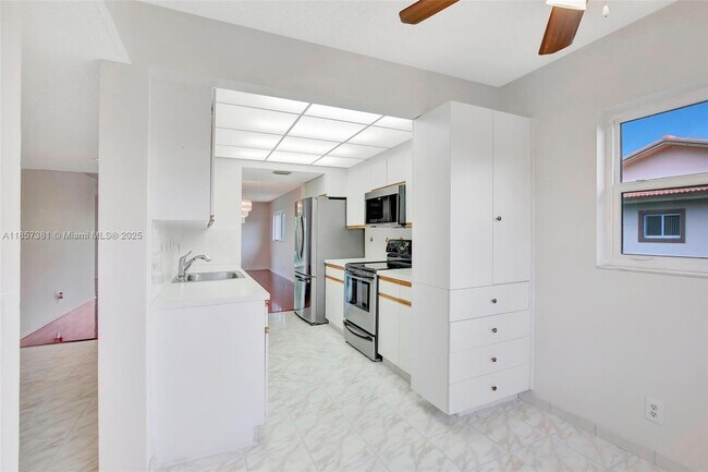 Building Photo - 1200 SW 125th Ave