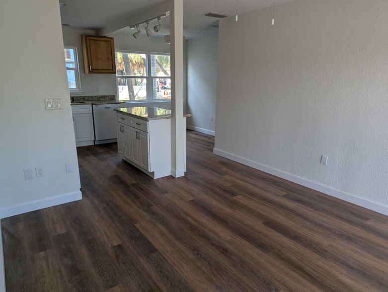 Building Photo - 2706 Pass a Grille Way