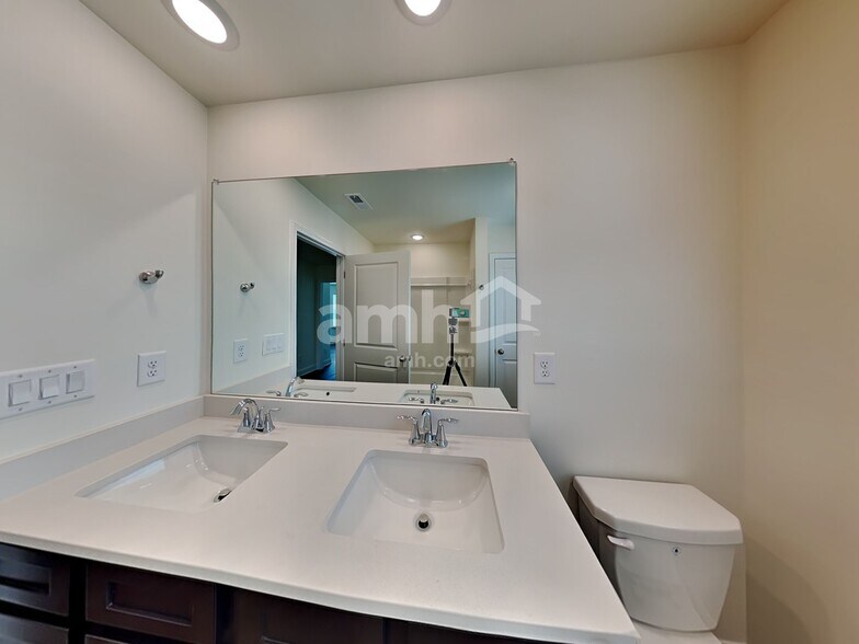 Building Photo - 231 Pecan Dr