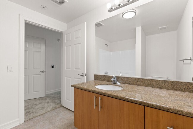 Building Photo - 2 Bed/2 Bath Condo available at Union Square!