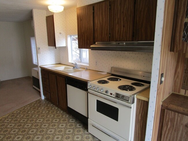 Building Photo - Manufactured Home on Acreage with Cascade Mountain Views! - Available Soon!