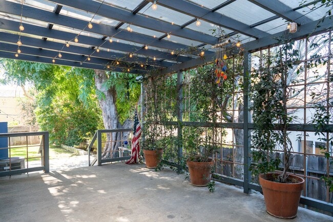 Building Photo - Vibrant 2b2b Franklin Hills / Los Feliz Home - Private Yard - Central HVAC