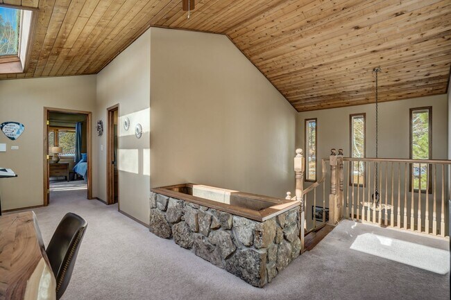 Building Photo - Stunning two-story home in Woodland Park