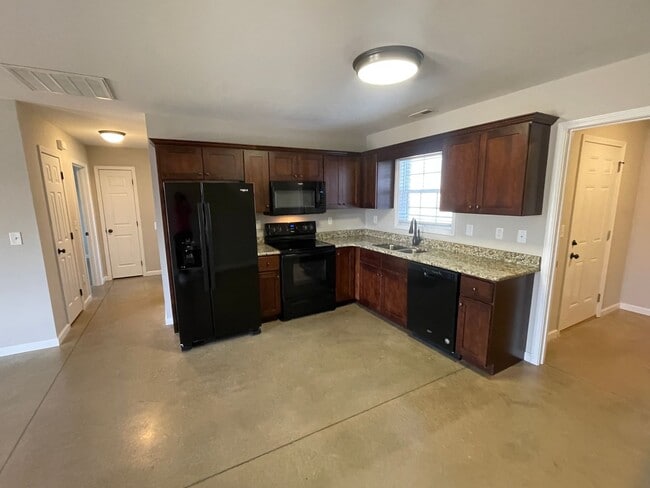 Building Photo - Fantastic 2 bedroom, 1 bath duplex availab...