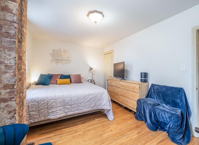 Building Photo - 225 Pine St