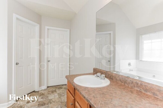 Building Photo - 2721 S Hills