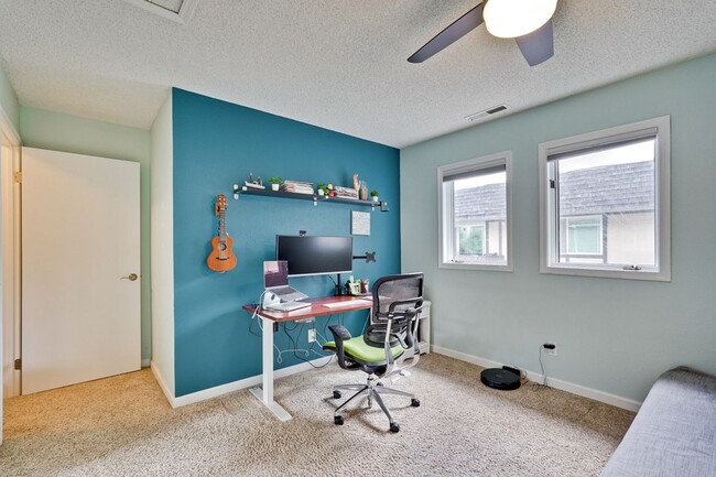 Building Photo - Large 3 Bed 2.5 Bath Townhome walking dist...
