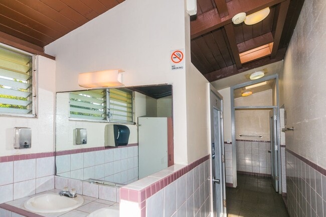 Building Photo - Direct ocean front 1 bed, 1 bath, covered parking, extra parking stall available for rent