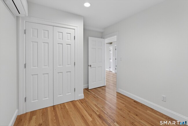 Building Photo - 136 Bank St