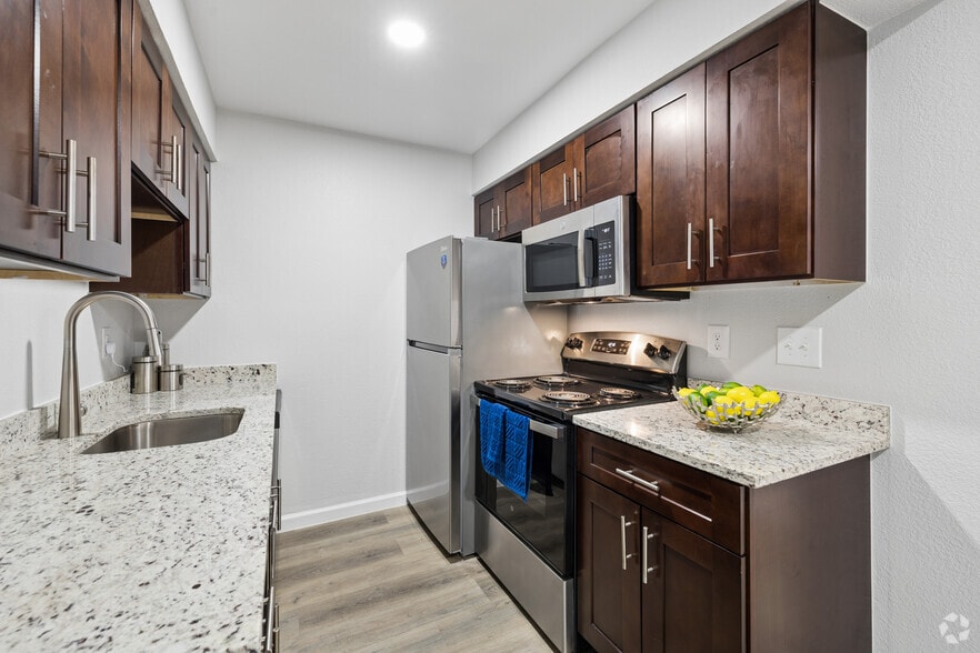 1BR, 1BA - 775SF - Kitchen - Stonebrook Gated Community