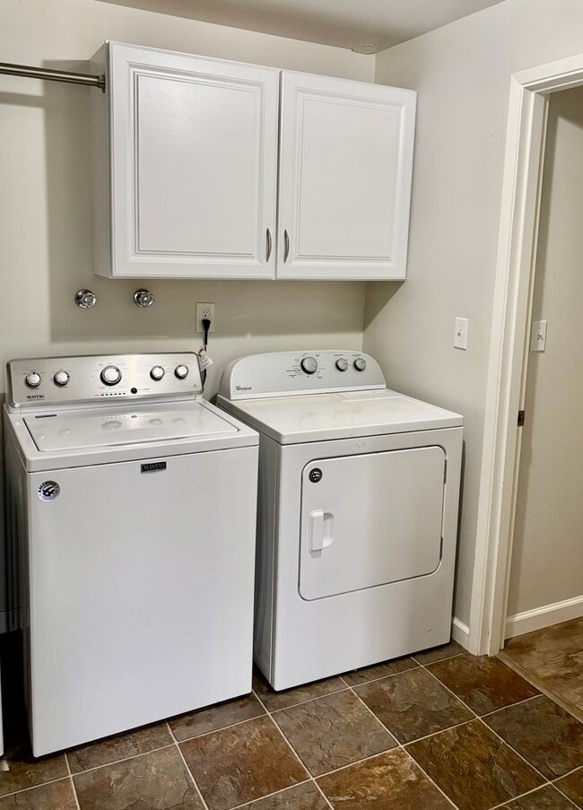 Building Photo - $250 move-in credit! 2 Bed / 1 Bath Downto...