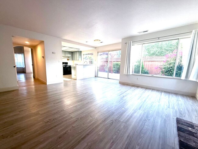Building Photo - Beautiful 2 Story 4 Bedroom 2.5 Bath Home ...