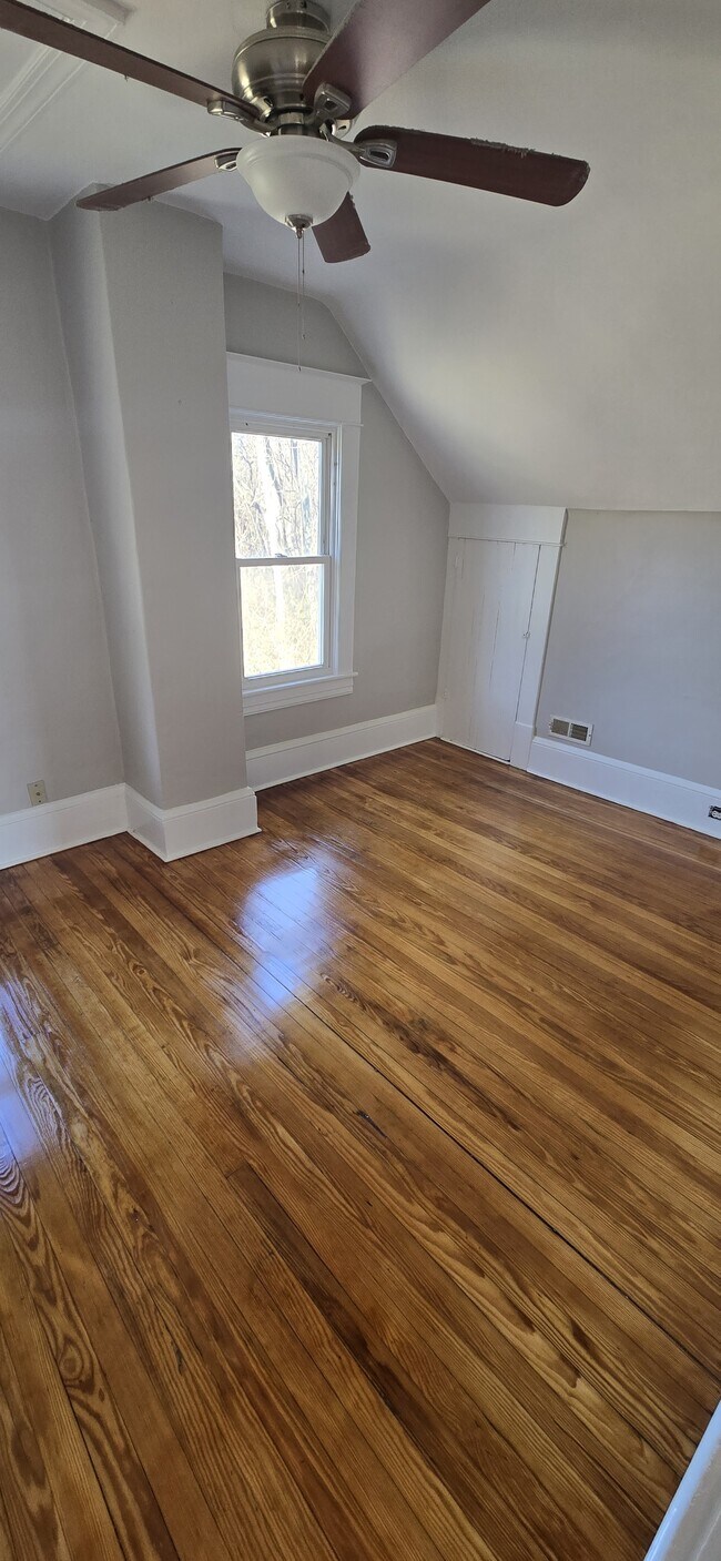 Building Photo - 2141 Hollins Rd NE