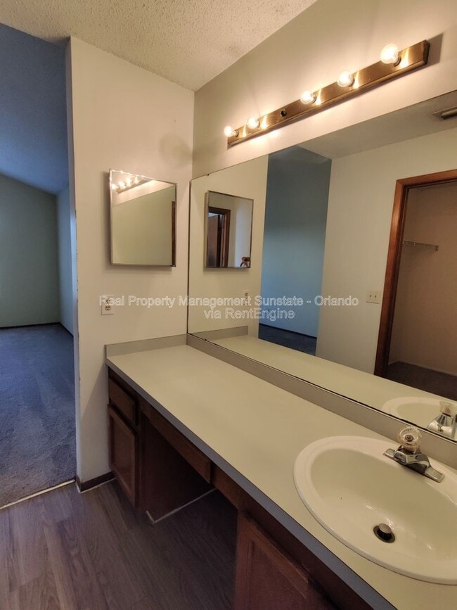 Building Photo - 10025 Creekwater Blvd