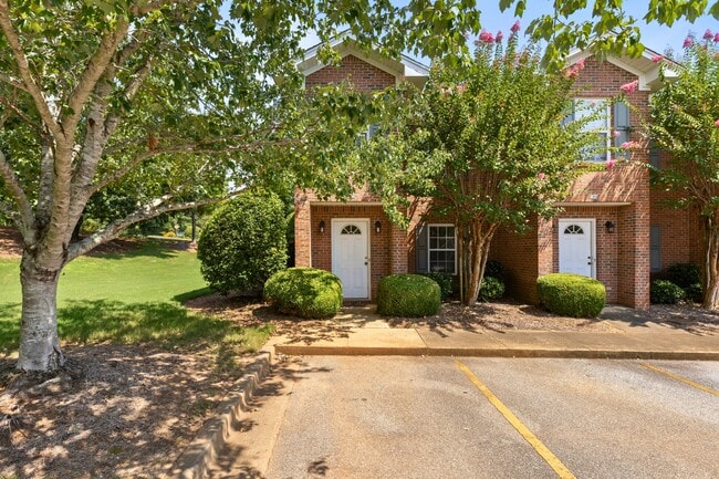 Primary Photo - 1477 N Donahue Dr