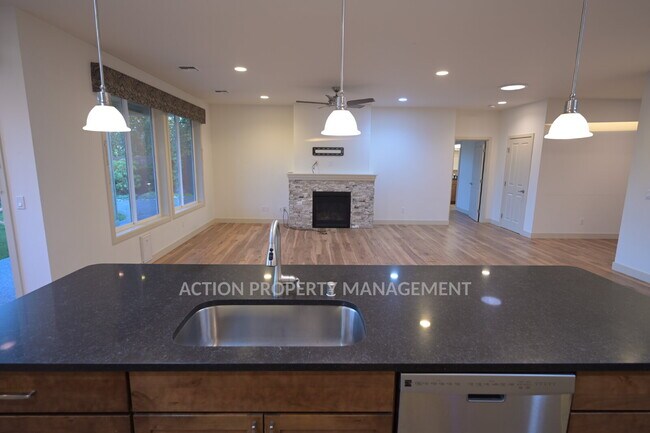 Building Photo - Beautiful custom-built 3 bed, 1 office, 2 bath, 2 car garage in Sequim
