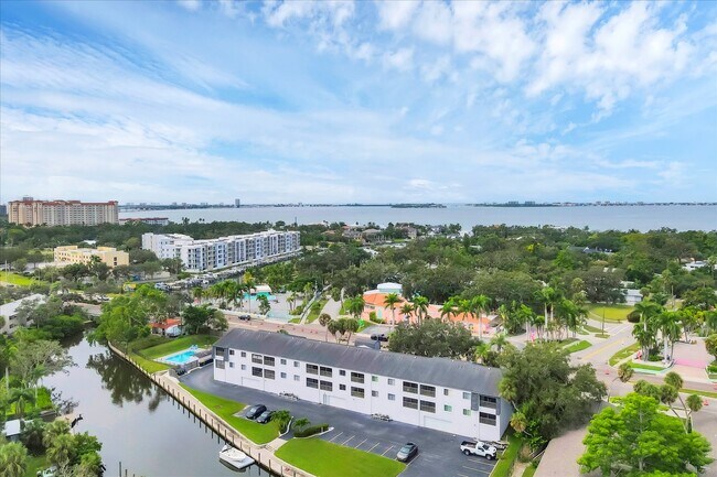 Building Photo - 2124 N Tamiami Trl