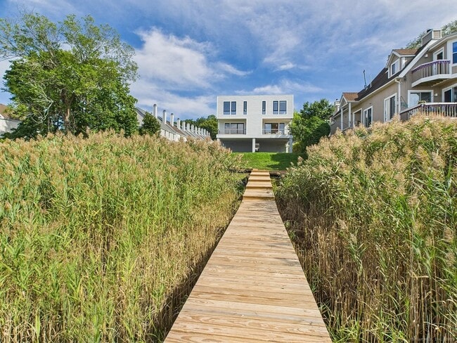 Building Photo - 904 Quinnipiac Ave