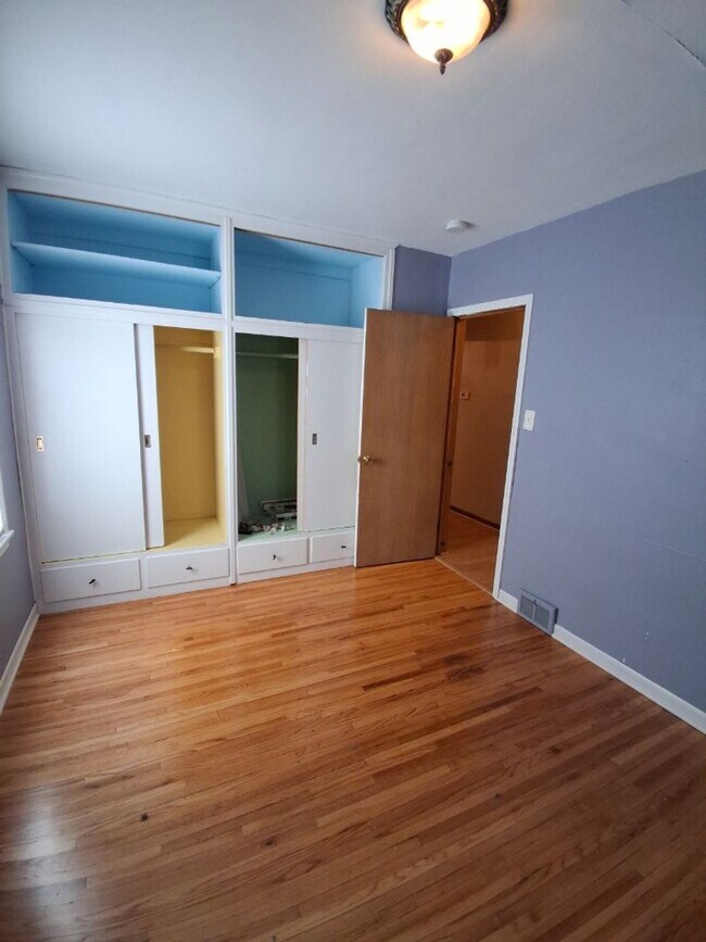 Building Photo - Renovated 3BR Duplex! Available Early Octo...