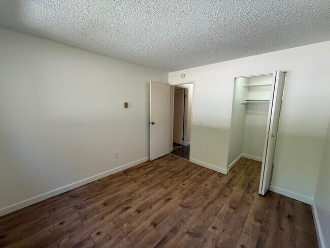Building Photo - 3 Bed 2 Bath Condo & Pool Access!