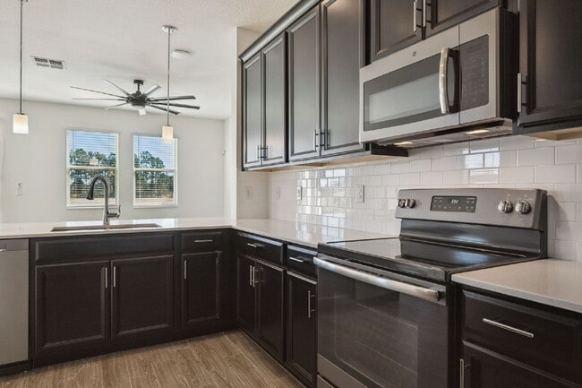 Building Photo - Spacious 3-Bedroom, 2.5 Baths Townhouse Retreat in Prime Orlando Location!