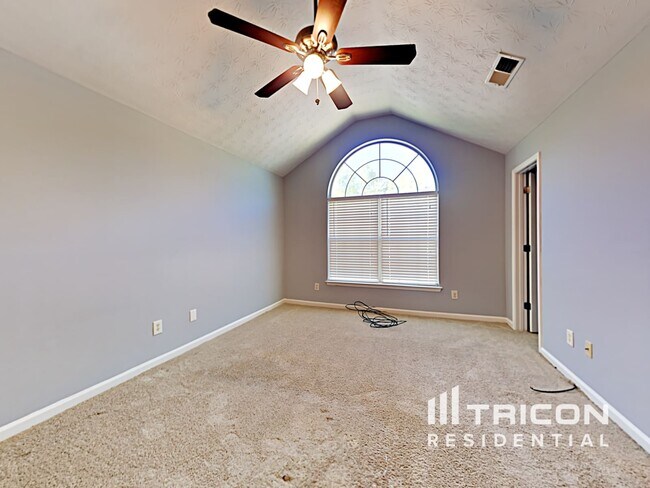 Building Photo - 660 Escalade Dr