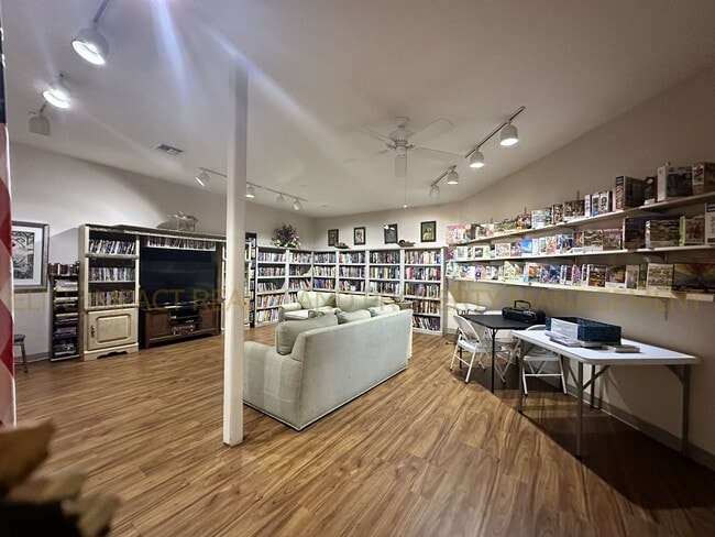 Building Photo - 585 W Deerview Ct