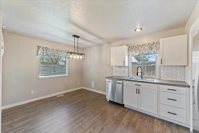 Building Photo - Stylish 3-Bed Home with Spacious Backyard ...