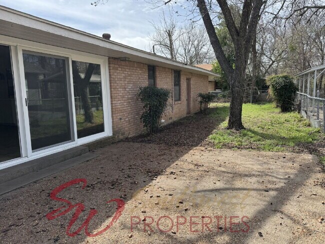 Building Photo - 4 Bedroom Home Just One Block from Campus | 2 Living Areas + Corner Lot