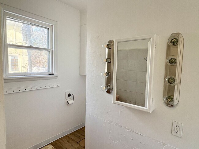 Building Photo - Beautiful Remodeled 2 Bedroom 1 Bathroom H...