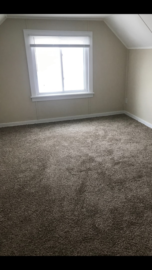 Building Photo - Beautiful 5 Bedroom 2 Bathroom Home in St.Paul!