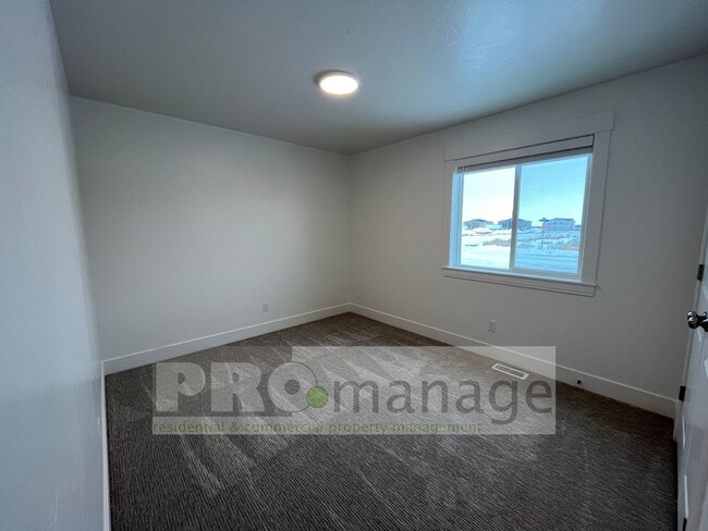 Building Photo - 3 Bed, 2 Bath Town Home w/ 2 Car Garage